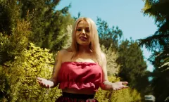 Eksplozja letniej energii z Folk Lady - premiera utworu i teledysku ”Noce nad jeziorem”!