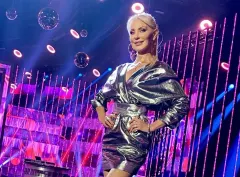 Elwira Mejk gotowa na Sylwestra?! Uwielbiana wokalistka disco polo zachwyca w błyszczącej kreacji odsłaniającej nogi! 