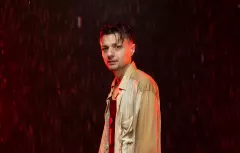 ErwinOficjalnie prezentuje premierę singla „Daj mi dłoń”. Wokalista z programu Disco Star pokazuje swój potencjał