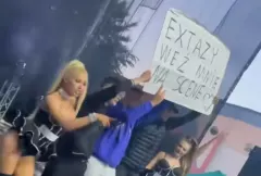 Fani wpadli na scenę i wystąpili z zespołem Extazy! Zaskakujące wydarzenie na koncercie!