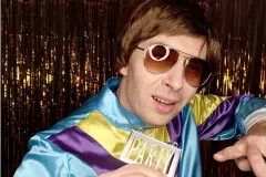 Znany gwiazdor disco polo Gesek postawił na lata ”80! Stary trabant i kasety VHS zagwarantują mu sukces?! 
