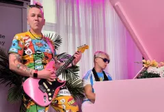 Gitarzysta Skolima dorabia na ulicy między koncertami?! Gra i śpiewa! Zbiera „Na alimenty„  Co na to król latino?!| VIDEO