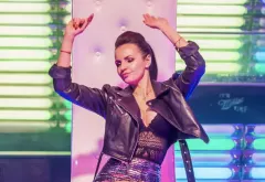Głęboki dekolt odkrył biust znanej wokalistki disco polo! Gwiazda zachwyca gorącą stylizacją! [FOTO]