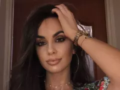 Gorąca fotka prosto z łóżka! Śliczna gwiazda zespołu disco polo – Szpilki pozuje w samym ręczniku! 