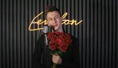 Gorąca premiera od Carmelovi! Kamil Rzeźniczak nagrał cover wielkiego hitu „Bukiet róż„ w akustycznej wersji!