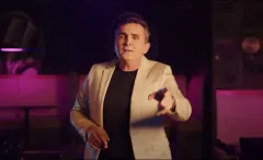 Gorąca premiera od Pawła Kobierskiego pt. „Żyj chwilą„. To niezwykła nowość na rynku disco polo.