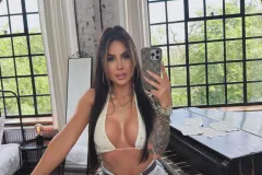 Gwiazda disco polo jest naprawdę HOT! Gorący kadr Klaudii Zielińskiej! Beżowy top i spódnica z wysokim rozcięciem