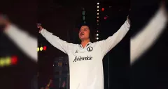 Gwiazda disco polo MiłyPan w koszulce Legii zaśpiewał „Sen o Warszawie”