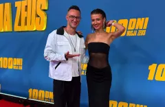 Gwiazda disco polo na czerwonym dywanie! Kuba z Playboys wspierał Wiktorię Niekało na premierze „100 dni: Misja Zeus"