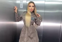 Wokalistka disco polo w zmysłowej sesji prosto z łóżka. Szlafrok zsunął się odrobinę za mocno!