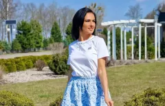 Gwiazda disco polo wygląda jak bogini! Krótka mini i biała bluzka robią furorę w świecie disco polo