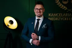 Ale luksus! Znany gwiazdor disco polo mieszka w pałacu jak król?! Żyrandol wart kilkadziesiąt tysięcy! Zobacz posiadłość! 