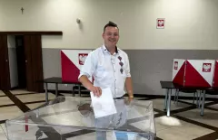 Gwiazdor disco polo Mr. Sebii zaskoczył wszystkich, zasiadając w komisji wyborczej