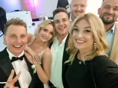 Gwiazdor disco polo zaśpiewał wielki hit pt. „Ti amo„ na weselu znanego zespołu z branży! To było wymarzone wesele zespołu Enjoy