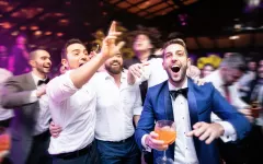 Gwiazdy biorą fortuny za występy na weselach! Zobacz, ile żądają Boys, Zenek Martyniuk i Cleo!