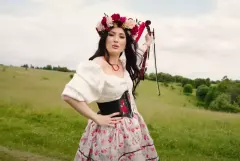 „Hej tam za górą” od Iwony Cichoń podbija serca słuchaczy – folkowe disco polo w zupełnie nowej odsłonie

