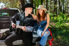 Hubski zachwyca nowym utworem „Jak pojąć mam„ – Zespół z Białegostoku wkracza na scenę disco polo

