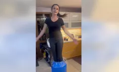 Znana wokalistka disco polo weszła do beczki! Gwiazda pokazała, jak tradycyjnie kisi kapustę! Taka jest zdrowsza?! Fani komentują! 