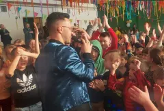 Jakub Urbański Playboys zagrał wyjątkowy koncert! Pojawił się na balu karnawałowym dla dzieci! Zobaczcie reakcję | VIDEO