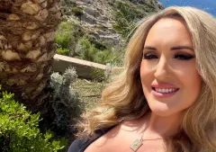 Jesika w czarnej sukni z głębokim dekoltem. Wokalistka disco polo wygląda obłędnie