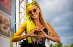 Joanna Narożna w bikini przy basenie! Ciało żony gwiazdora disco polo jest idealne!