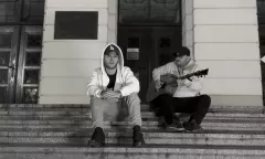 Kacper Pluta prezentuje premierę singla „Tajemnicy smak” w klimacie latino