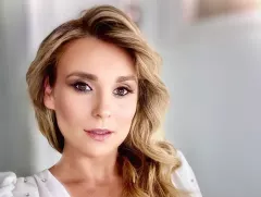 Kajra z dekoltem do pasa! Ta sesja żony Sławomira należy do najbardziej gorących publikacji tego roku!
