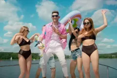 Kamil Kossakowski - Discoboys odsłonił karty! Gwiazdor disco polo przedpremierowo w piosence pt. „Wakacje„ | VIDEO