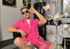 Kamil Kossakowski bez koszulki! Gwiazdor disco polo pokazał umięśnioną klatę! Takiej formy mogą mu pozazdrościć nawet sportowcy! 