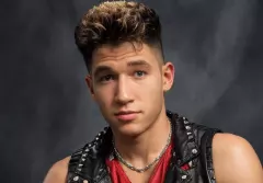Kamil Kossakowski z DiscoBoys zanurza się w modzie lat 90