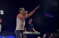 Kamil Kossakowski zachwyca publiczność: „Zarąbiste blondi„ hitem koncertu!