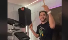 Kamil Kossakowski zaskakuje wszystkich! Zagrał hit wakacji pt. „5 INFLUENCEREK„.