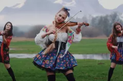Wokalista disco polo postawił na folkowe brzmienie. Skazał się tym na sukces?! Posłuchajcie PREMIERY! 