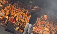 Kilka tysięcy osób śpiewa hit „Ona działa na mnie jak„! Dawid Narożny pokazał nagranie z koncertu!