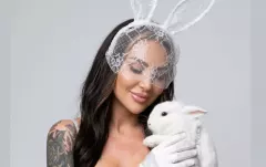 Klaudia Zielińska w odważnej stylizacji na Wielkanoc. Zdjęcie z królikiem przyciąga spojrzenia