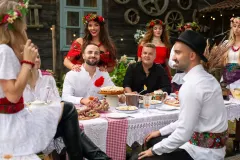 Wygryzą Topowe gwiazdy w disco polo?! Nowi artyści To jest To zaskakują premierą „Kobieta rakieta„! Fani zgodni „„Disco polo w najlepszym wydaniu!„