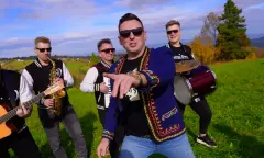„Kochaj mnie” od Szalonego Drużby robi furorę w sieci. Ten przebój rozkręci każdą imprezę w Polsce