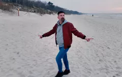 Kołobrzeg, miłość i ktoś trzeci. Nowa piosenka „Telefon" Pawła Sałdana już w sieci