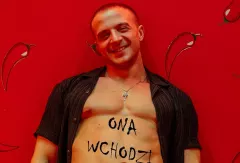 Konstanty Drążek z nowością „Ona wchodzi jak” – zobacz przedpremierę teledysku | VIDEO