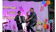 Kordian oszalał na koncercie? Śpiewał i krążył po scenie na rowerze, nagranie obiega sieć