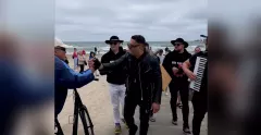 Kordian z zespołem śpiewał a cappella w Łebie i Władysławowie. Nagranie z nad polskiego morza!