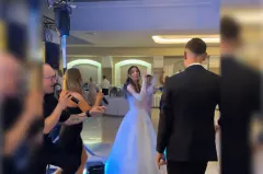 „Krejza z welonem" na weselu na życzenie pary młodej. Zobacz, jak Alexa & Fonzy zagrali swój hit disco polo