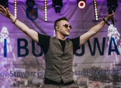 Kuba Urbański z Playboys - najważniejcie informacje o wokaliście disco polo! Wiek, żona, dzieci, muzyka