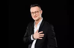 Polały się łzy?! Kuba Urbański z zespołu Playboys wzrusza fanów balladowym wykonaniem hitu zespołu Bayera!

