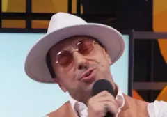 Lider zespołu Boys Marcin Miller zaśpiewał hit pt. „Plaża nasza jest„ | VIDEO