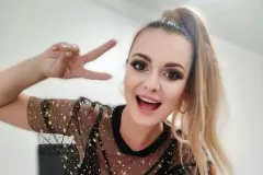 Lili zachwyca w złotej sukience! Odkryte ramiona i mocny dekolt przyciągają uwagę!