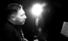 Rozkosz dla romantyków! Liryczna piosenka od wokalisty disco polo podbija internet. Posłuchajcie!