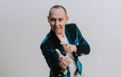 Łukasz Kocyła zapowiada nowość osadzoną w latach .90! To utwór dedykowany wszystkim kobietom!