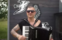 Łukasz Mikulski sięgnął po akordeon. Magik Band zaskakuje premierą „Za dwa talary"