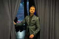 Maciej Smoliński - prezenter Polo TV, który zrobił karierę w muzyce! Zobaczcie jego genialny występ na żywo prosto ze Zgierza! | VIDEO
